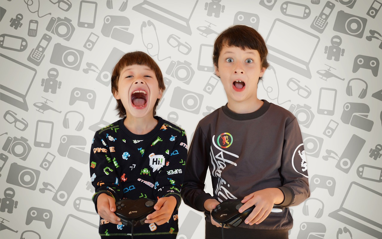 bambini che giocano con un videogioco kids playing a videogame